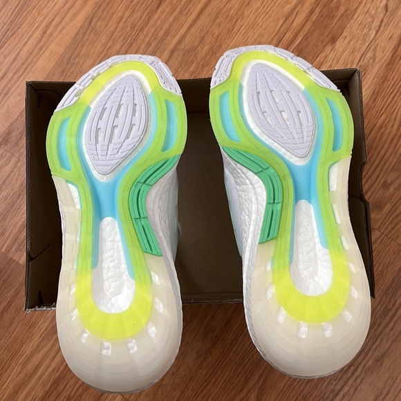Ultraboost 22 Women’s - Picture 2 of 4